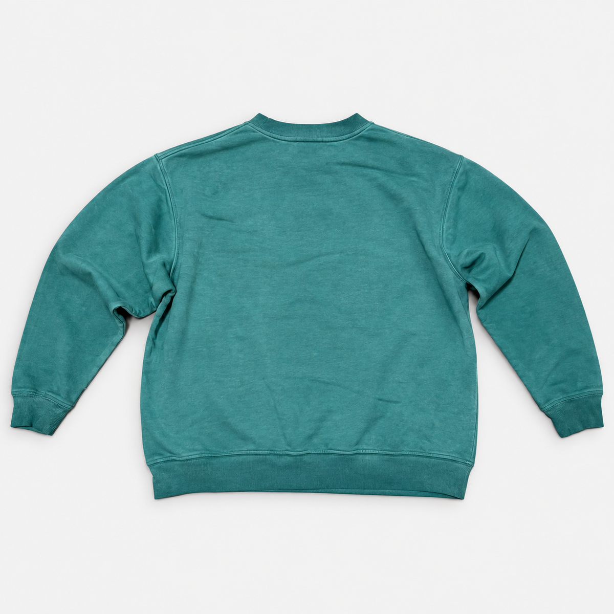 Crewneck heavy teñido en prenda verde esmeralda, espalda